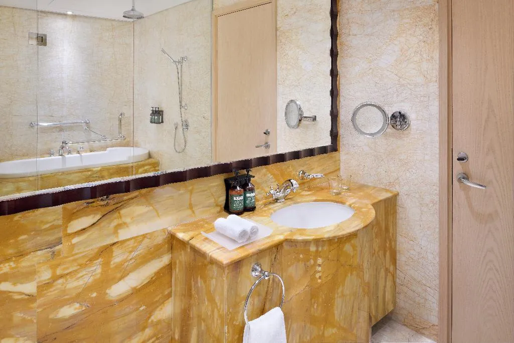 TWIN CLUB Room, Crowne Plaza Jumeirah, Dubai