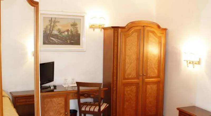 QUADRUPLE STANDARD Room, GH Hotel San Giusto, Rome