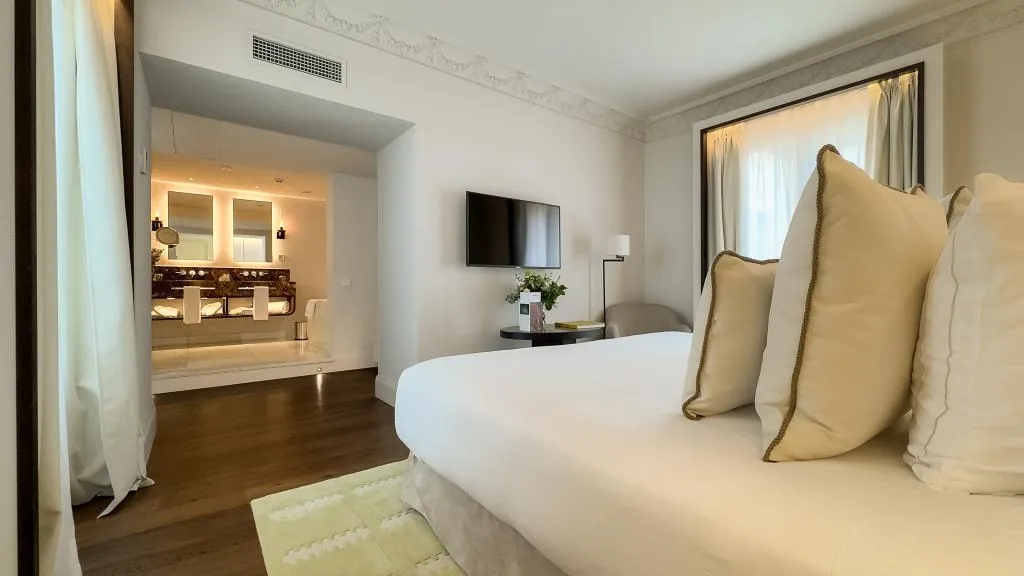 DOUBLE DELUXE Room, Hospes Puerta de Alcalá, Madrid