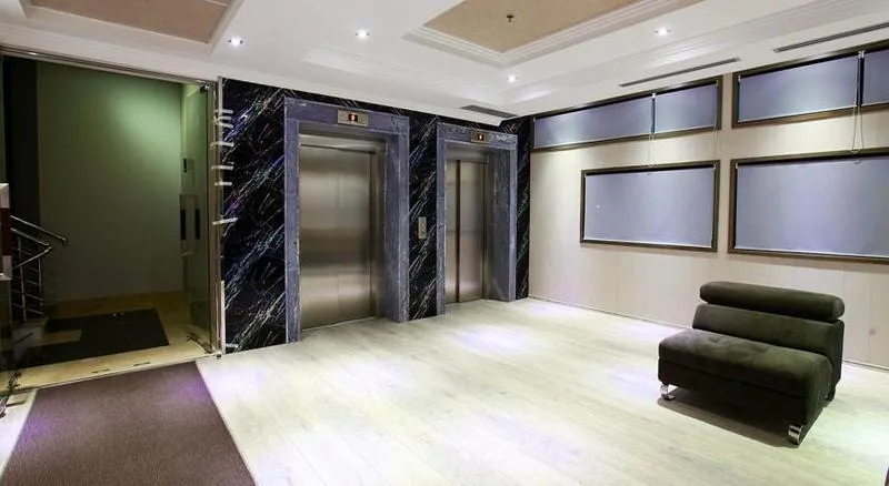 Lobby, Partner, Kavaje