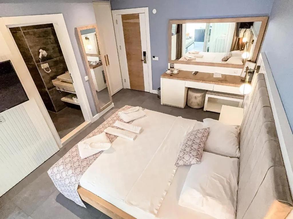 Room, Un Amor Hotel, Dalaman