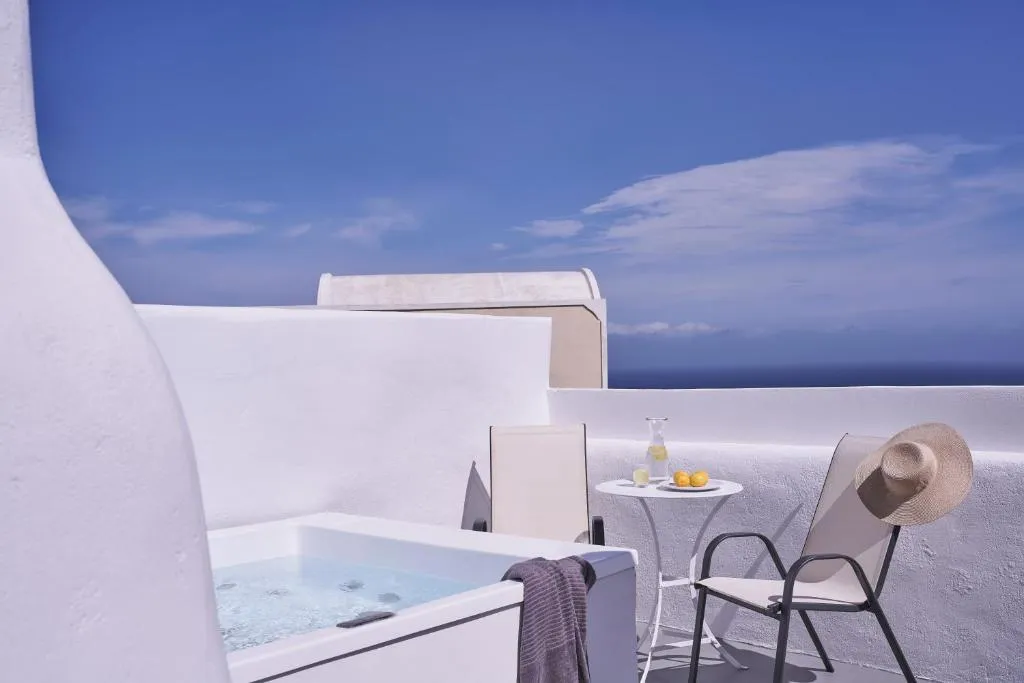SUITE WITH JACUZZI Room, Fava Eco Suites, Santorini
