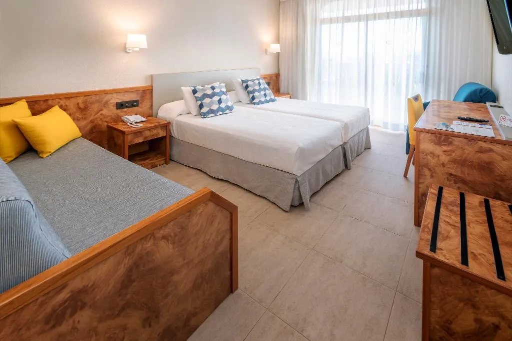QUADRUPLE STANDARD Room, Ponient Dorada Palace by PortAventura World, Costa Dorada