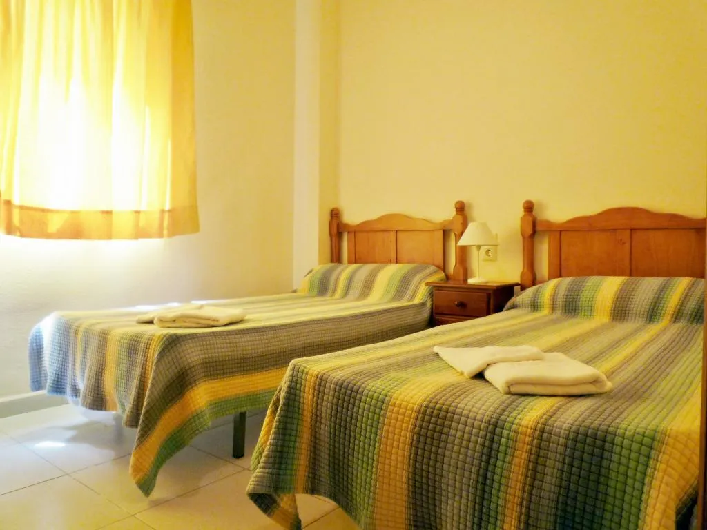 APARTMENT CAPACITY 7 THREE BEDROOMS Room, Alondras, Valencia