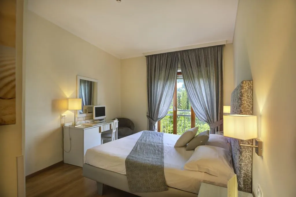 DOUBLE GARDEN VIEW Room, Hotel Regina Sorrento, Naples