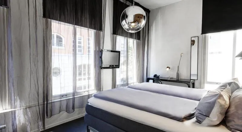 DOUBLE STANDARD Room, Hotel V Frederiksplein, Amsterdam