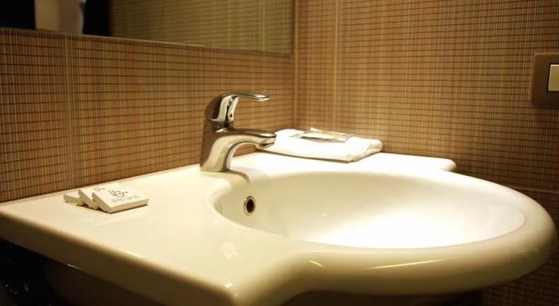 Room, Garda, Rome