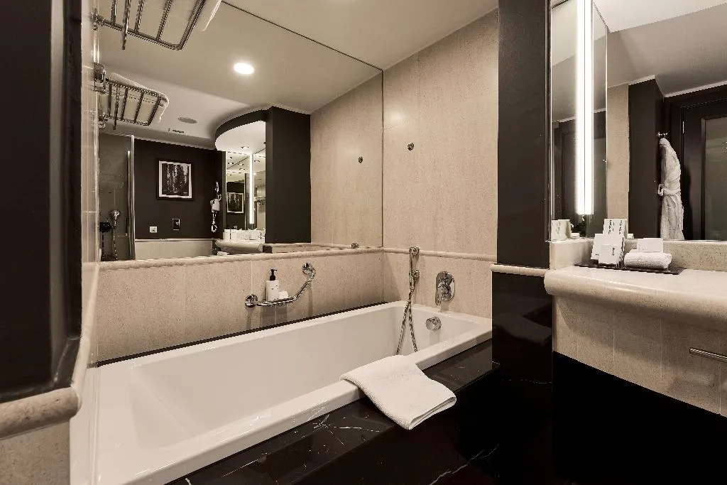QUADRUPLE PREMIUM Room, InterContinental Malta, Malta