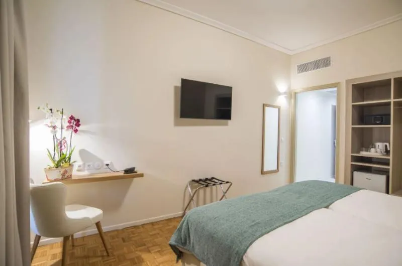 FAMILY ROOM TWO BEDROOMS Room, V Hotel Delphi, Athens