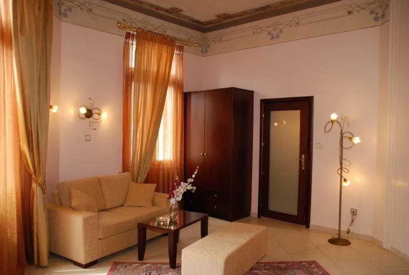 Room, Augustos, Halkidiki