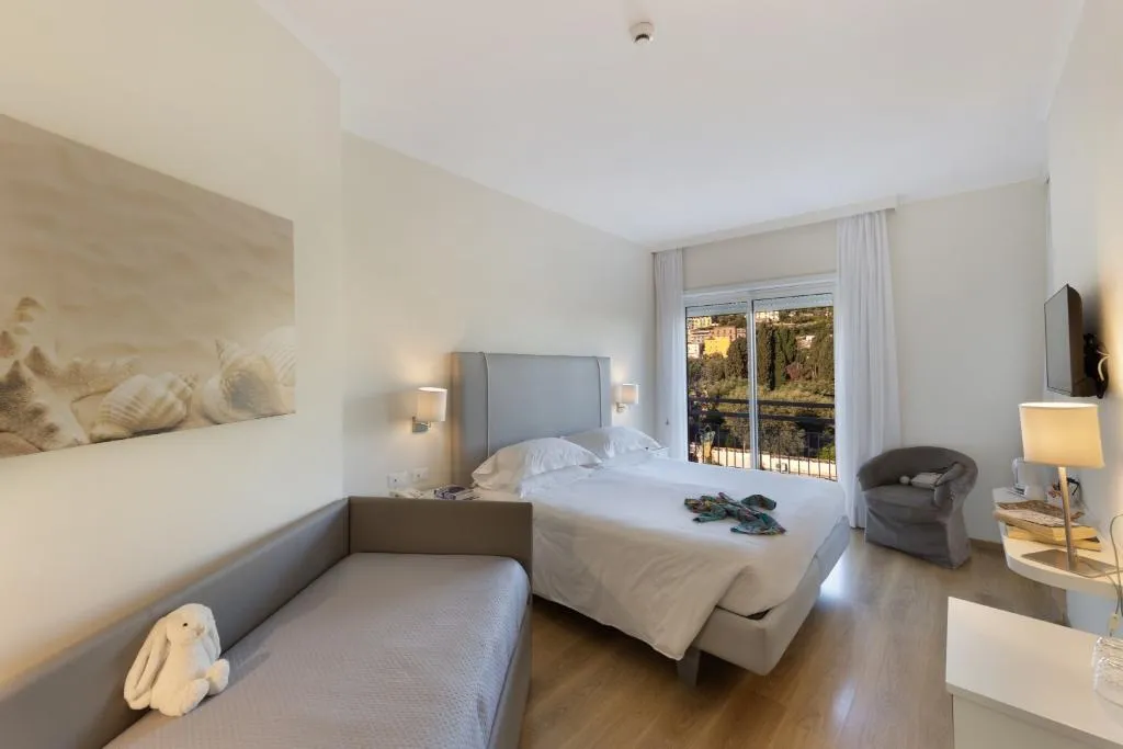Double or Twin POOL VIEW Room, Hotel Regina Sorrento, Naples