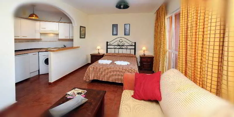 Room, Leo Islamar, Costa De La Luz