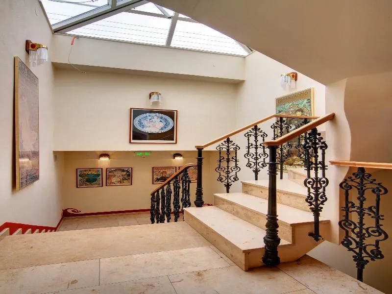 Lobby, Mucha, Prague