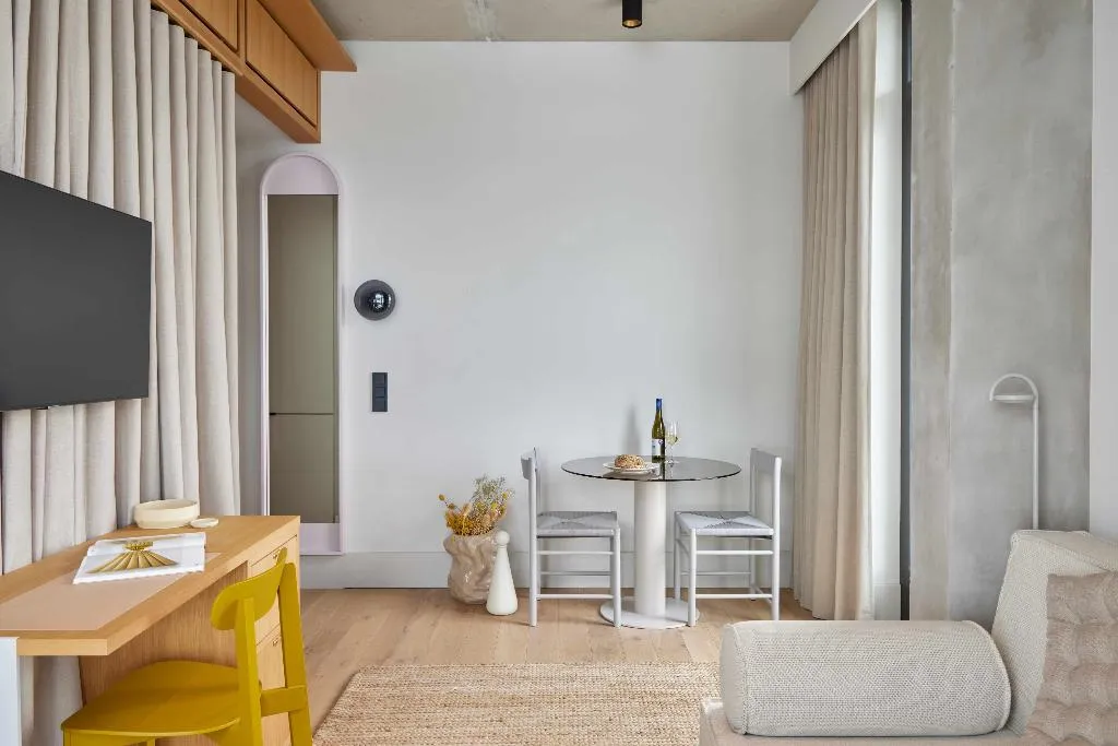 SUITE ONE BED Room, Locke at East Side Gallery, Friedrichshain, Berlin