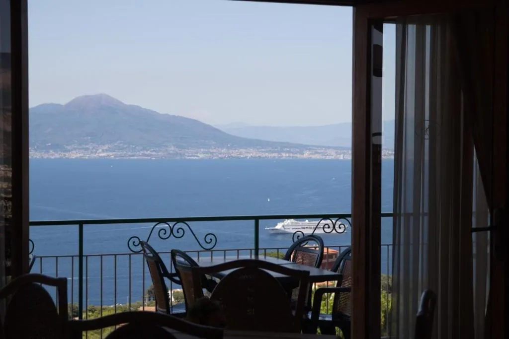 TRIPLE SEA VIEW Room, Il Nido, Naples