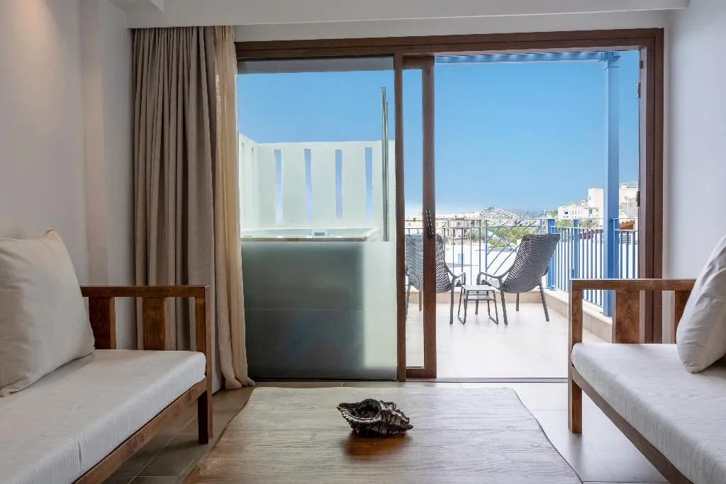 APARTMENT THREE BEDROOMS WITH PRIVATE POOL Room, Mika Villas & Suites, Crete