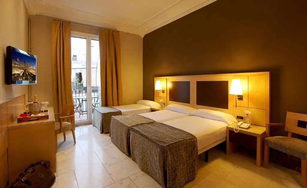 TRIPLE WITH TERRACE Room, Nouvel, Barcelona