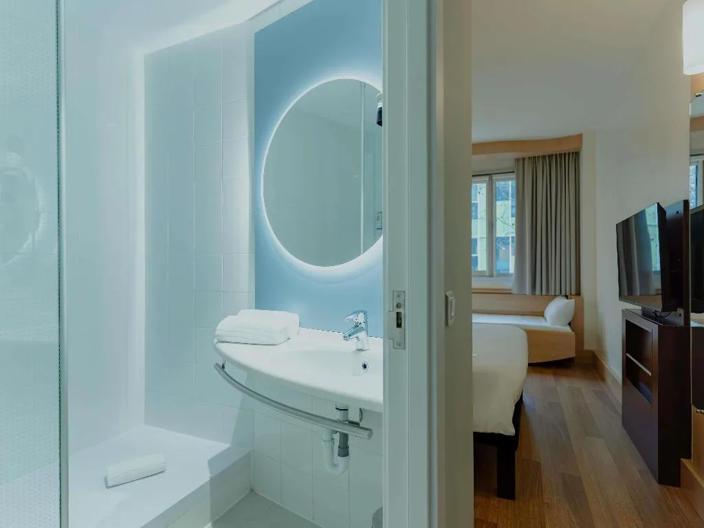 DOUBLE WITH DOUBLE BED Room, Ibis Barcelona Pza Glories 22, Barcelona