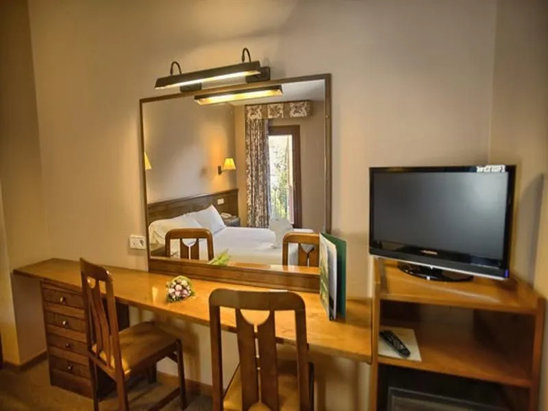 TRIPLE STANDARD Room, Sommos Hotel Benasque Spa, Barcelona