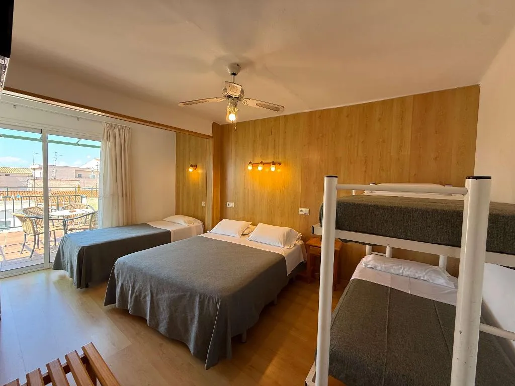 FAMILY ROOM WITH BALCONY Room, Hostal Rom, Costa Brava