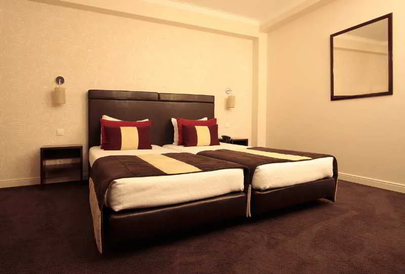 Room, As Americas, Porto
