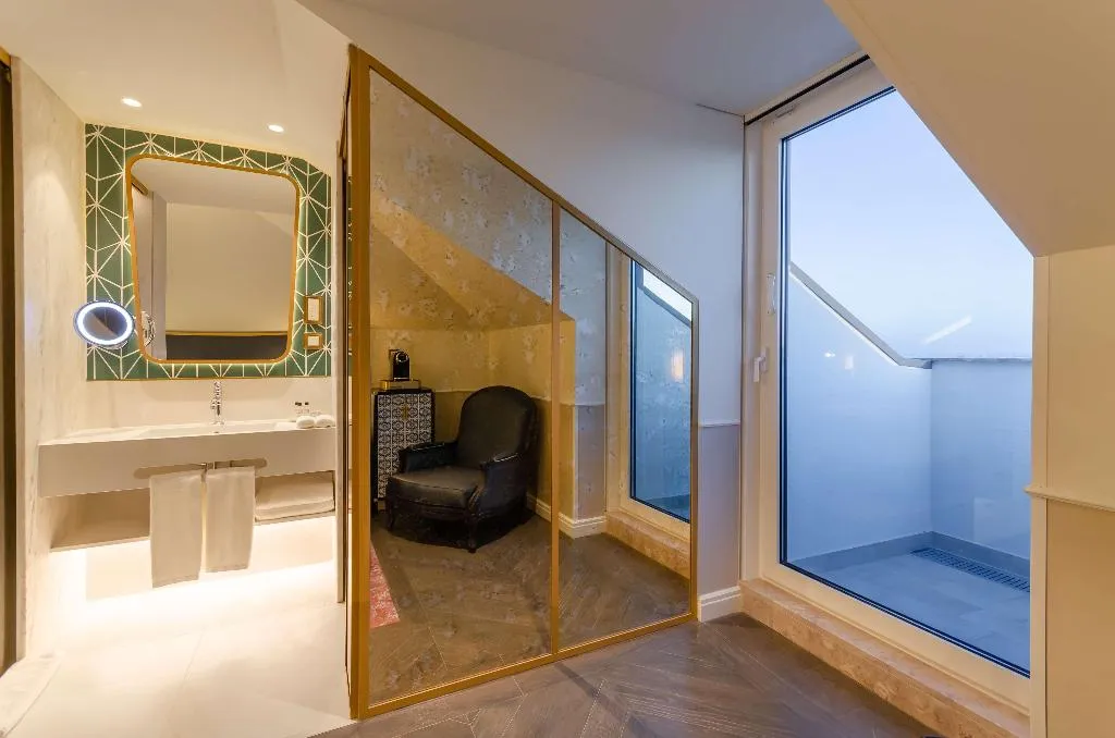 DOUBLE PREMIUM Room, The Emerald House Lisbon, Curio Collection by Hilt, Lisbon