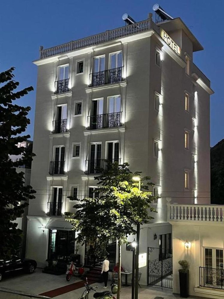 Ruby Palace, Kavaje