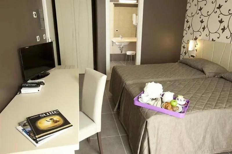 TWIN BASIC Room, Sunrise Hotel, Naples
