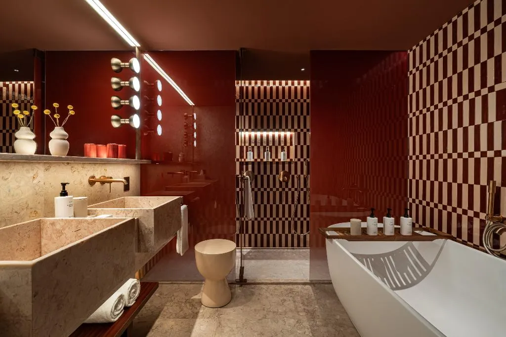 SUITE KING SIZE BED Room, Andaz Lisbon, Lisbon