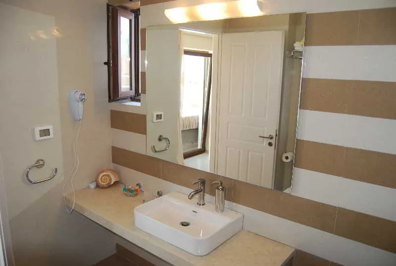 Room, Dali, Zante