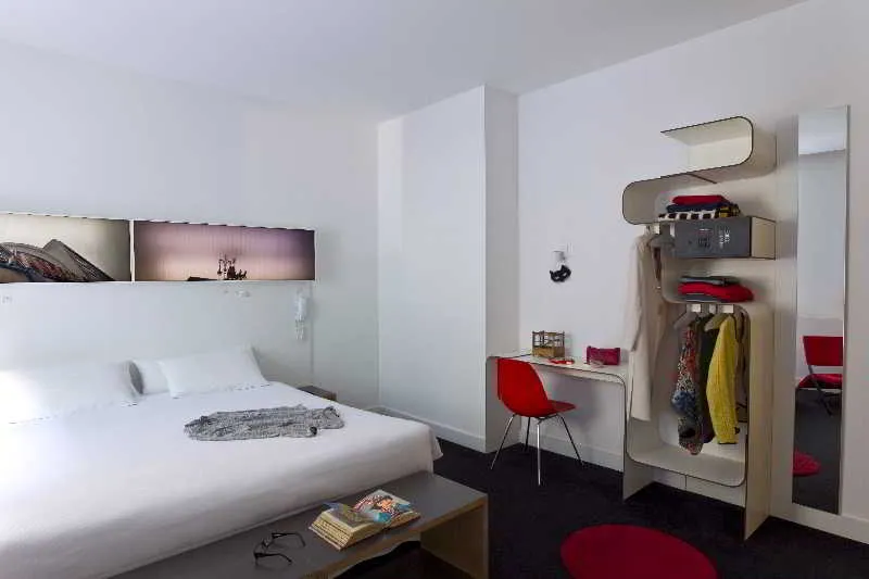Room, Gat Point Charlie, Berlin