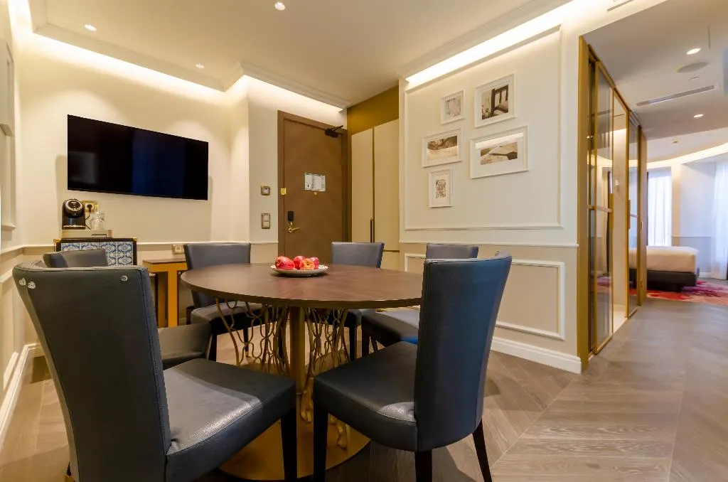 SUITE STANDARD Room, The Emerald House Lisbon, Curio Collection by Hilt, Lisbon