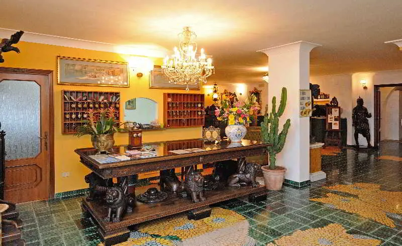 Lobby, Dei Cavalieri, Naples