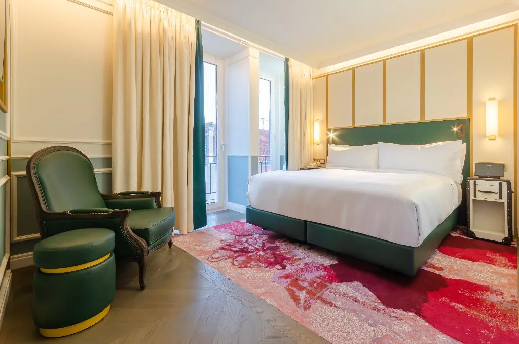 SUITE STANDARD Room, The Emerald House Lisbon, Curio Collection by Hilt, Lisbon