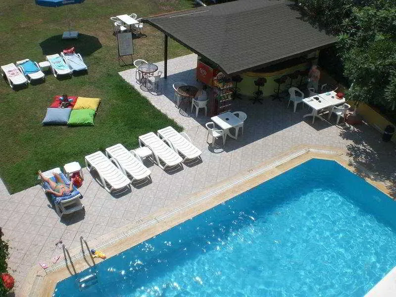 Pool, Sisters Apart, Dalaman