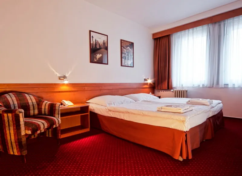 Room, Globus, Prague