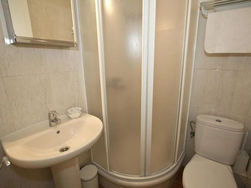 Room, Hostal Los Alpes, Madrid