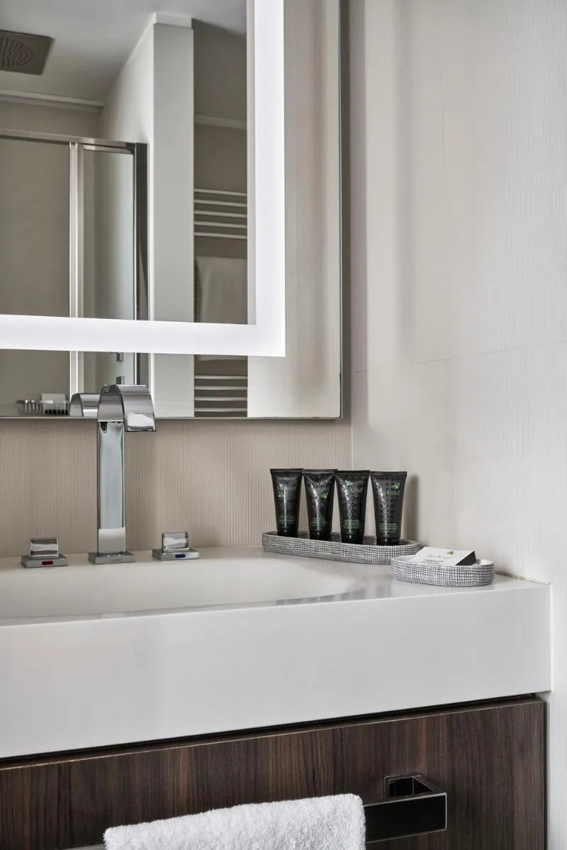 DOUBLE DELUXE KING BED Room, Hyatt Centric Milan Centrale, Milan