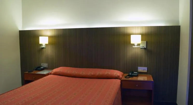 Room, De Francia Y Paris, Costa De La Luz