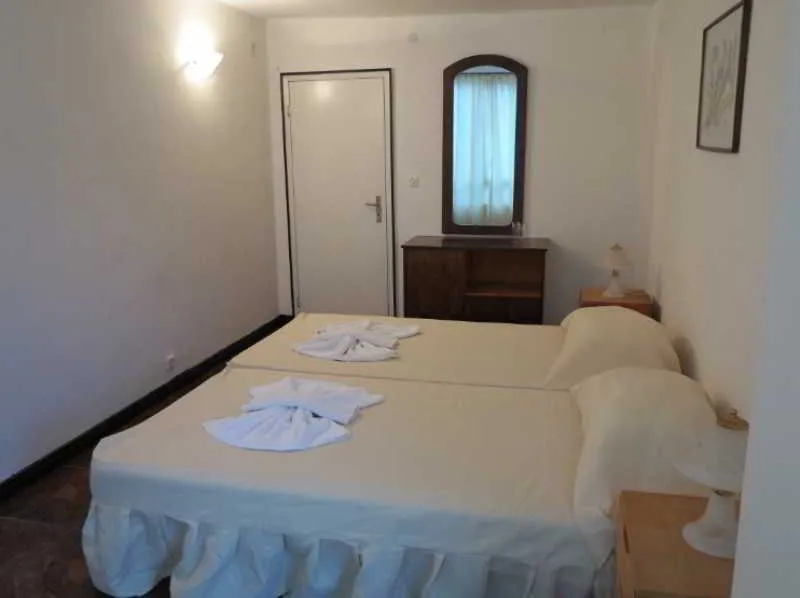 Room, Tango, Varna