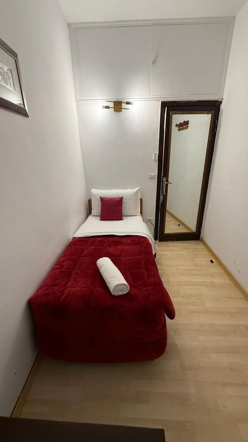 SINGLE STANDARD Room, Two Ducks Hostel, Naples