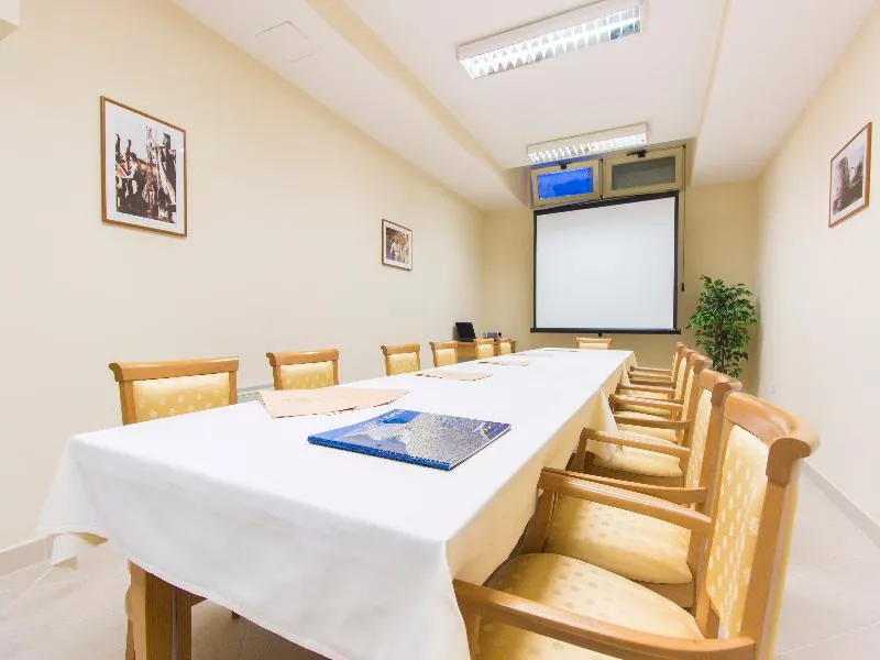 Conferences, Spongiola, Split