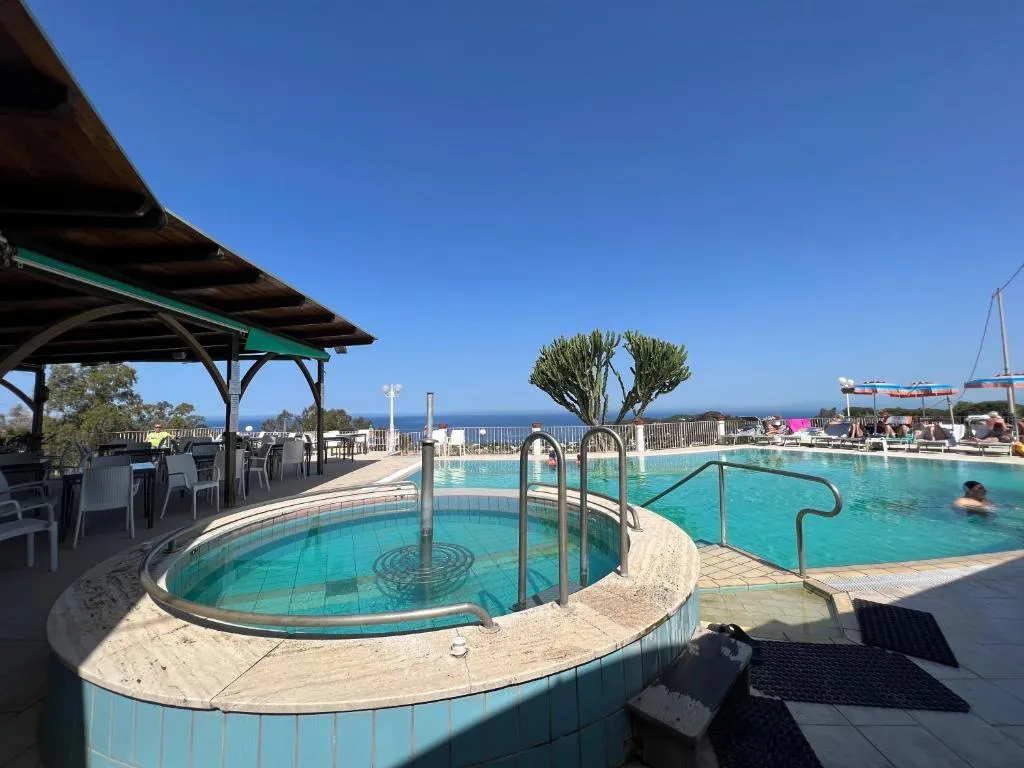Pool, Carlo Magno, Naples