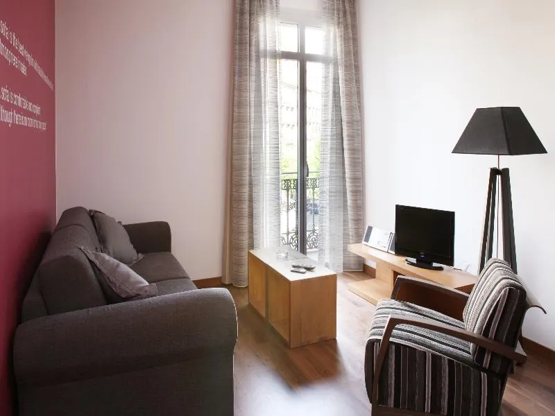 APARTMENT CAPACITY 4 TWO BEDROOMS Room, MH Apartments Suites, Barcelona