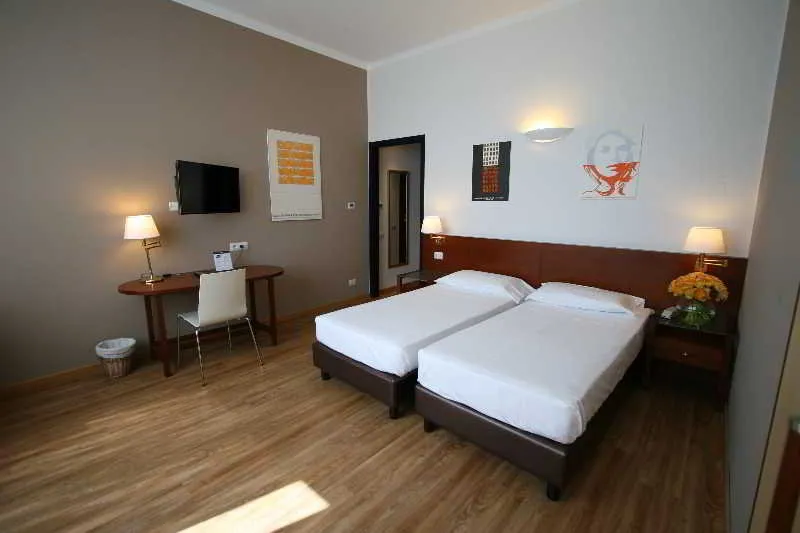 Room, Oro Blu, Milan