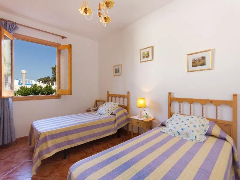 Room, Oliveres I - Ii, Menorca