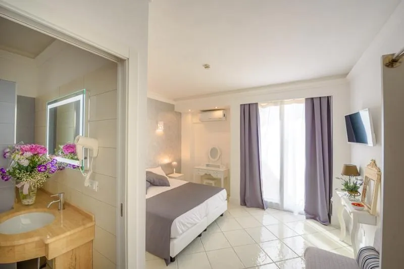 Room, Bussola di Hermes, Naples