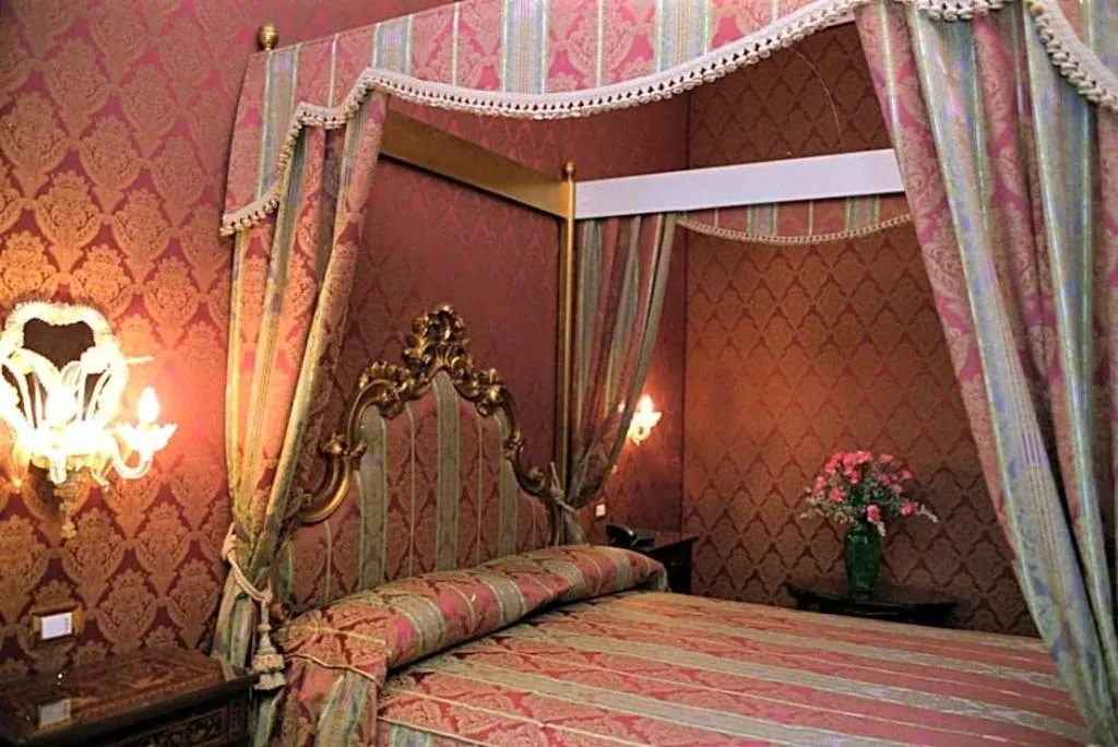 JUNIOR SUITE CANAL VIEW Room, Casa Pisani Canal, Venice