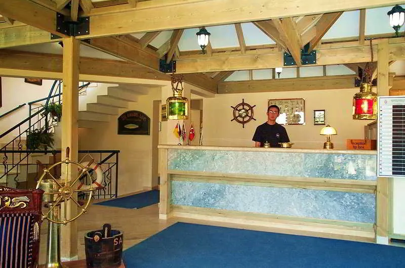Lobby, Captain Silver, Dalaman