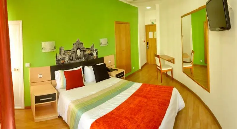 Room, Vila Nova Guesthouse, Lisbon